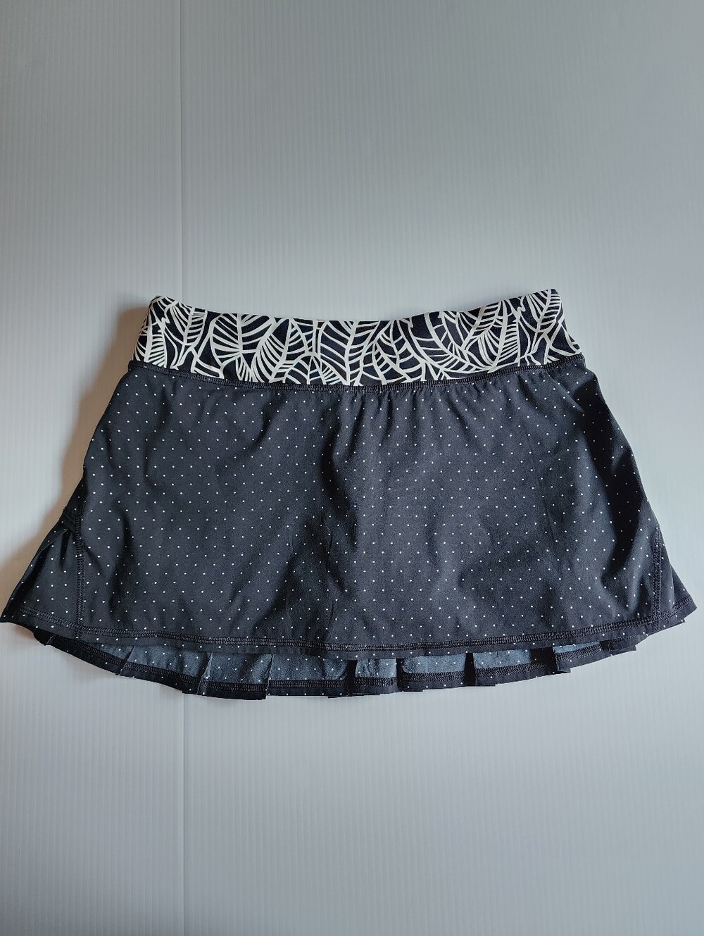 Lululemon Pace Setter Skirt - Sz 6 - Sweet Spot Black Angel Wing/ Pretty Palm